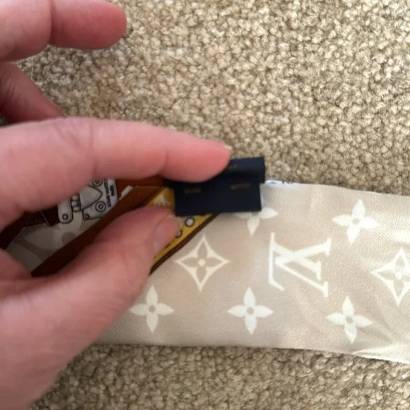 Authentic Louis Vuitton twilly - Picture 6 of 8